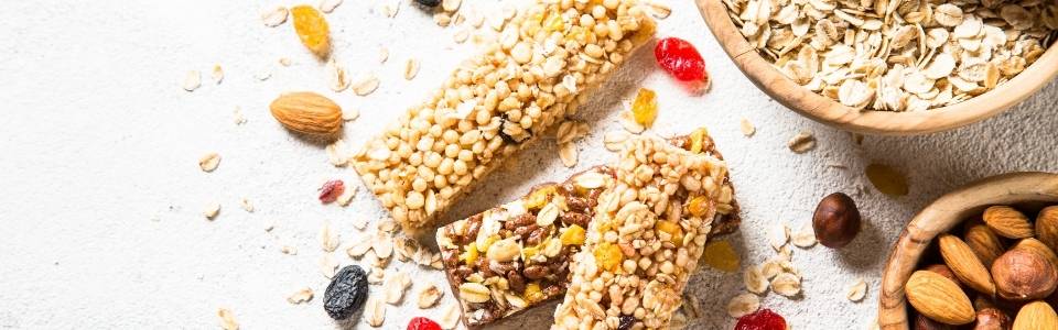 Granola bars and the main ingredients.